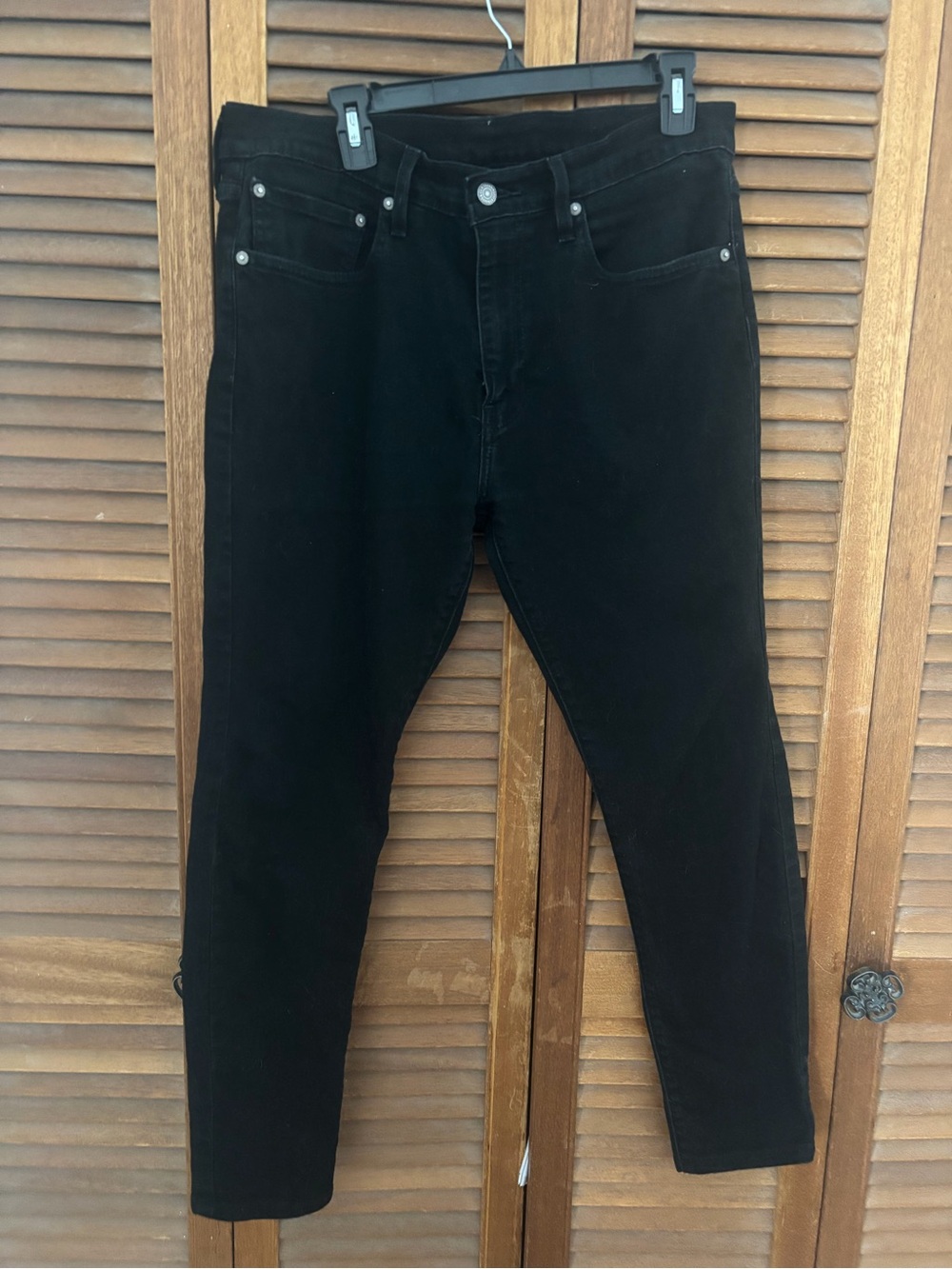 Lévis mens jeans black, slim cut. Size 34x32.
